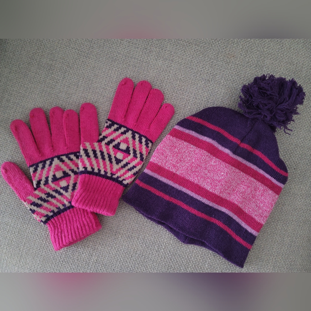 Set Of Knit Beanie Hat And Knitted Glove